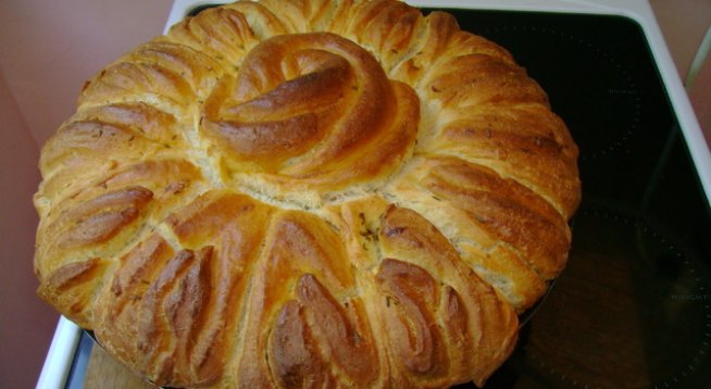 1 кубче мая,
1 л. прясно мляко( за маята и за тестото),
2 с. л. захар,
3 яйца
1 с. л. сол
5 с. л. олио
1-2 с. л. червен пипер
1/2 пакетче ким
Около 2 килограма брашно