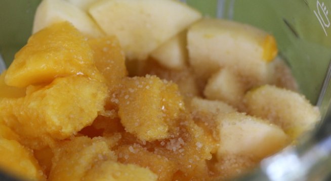 1 узрял банан
1 чаша прясно мляко
1-2 с. л. захар или стевия
1/8 ч. л. ванилия на прах