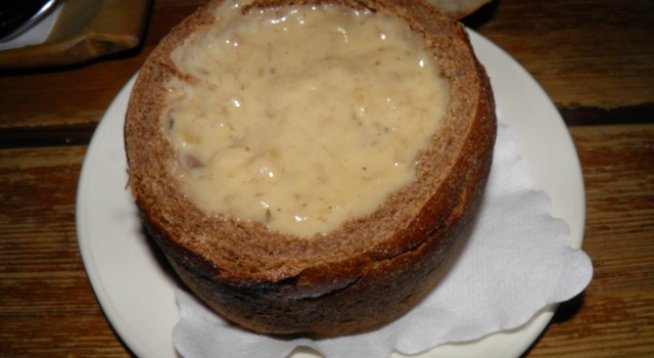 Кубче мая
Половин чаша топла вода
Щипка сол
Щипка захар
Зехтин /масло/
Брашно /колкото поеме 2-3 ч.ч./
