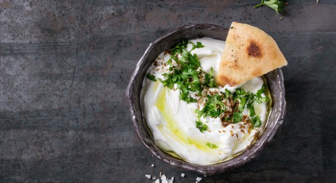 1 и ½ чаши кисело мляко
¼ чаша зехтин
1 супена лъжица прясна мента, нарязана
1 супена лъжица пресен копър, нарязан
1 супена лъжица магданоз, нарязан
½ чаена лъжица сол или на вкус