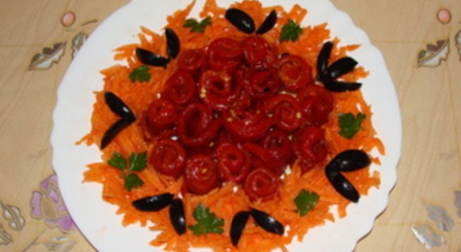 5 бр печени обелени чушки  
2 средно големи моркова 
5-6 маслини  
2 с. л. зехтин 
чесън по избор