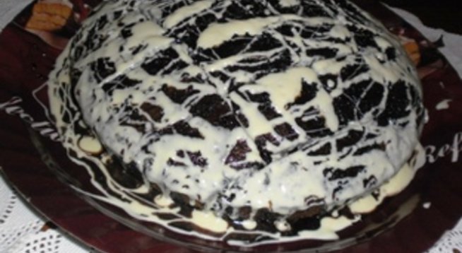 3 яйца 
125 г (едно пакетче) 
краве масло 
2 ч. ч. захар 
1 ч. ч. прясно мляко 
5-6 с. л. какао 
2 ч. ч. бяло брашно 
1 бакпулвер 
100 г бял шоколад 
2-3 с. л. олио за разтопяване на белия шоколад