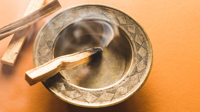 Пало санто – срещу негативна енергия и за уют в дома