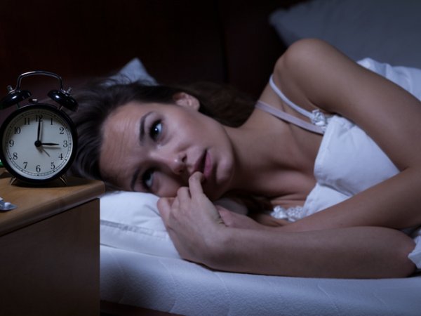 Не си лягайте гладниВажно е да не сте прекалено сити, когато си лягате. Също е от огромно значение да сте вечеряли нещо леко най-малко 4 часа преди сън. Не по-малко важно е обаче да не си лягате на празен стомах. Това ще предизвика трудно заспиване, инсомния, ранно събуждане. Гладът предизвиква отделяне на минимални количества мелатонин, заради което имате проблеми със съня.&nbsp;Снимка: istock