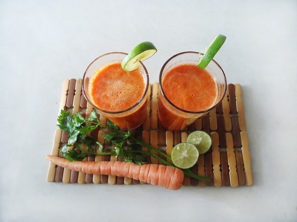 Сок от моркови
Сокът от моркови съдържа витамин С, витамин В комплекс, калий, желязо, натрий и фосфор, които предпазват от инфекции, подобряват функциите на черния дроб, облекчават нервната система, алкализират кръвта и тонизират стените на червата.&nbsp;&nbsp;Снимка: pixabay