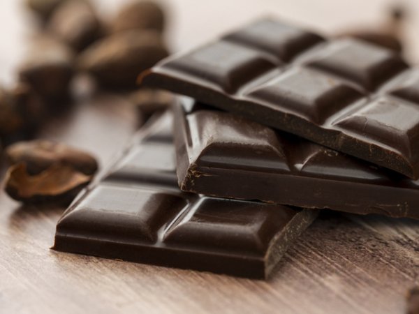 Черен шоколад&nbsp;Една прекрасна причина да хапвате черен шоколад без угризения в малки количества е богатото му наличие на магнезий и антиоксиданти. Той е чудесен източник на ценния минерал. Достатъчно е да хапвате по едно-две квадратчета черен шоколад на ден.&nbsp;Снимка: istock