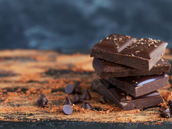 Тъмен шоколад
Въпреки че тъмният шоколад не е любим на всички, редица западни изследвания показват, че той е сред храните, които могат да повлияят положително на настроението ни. Има три основни компонента, открити в шоколада, които се свързват с чувството за щастие. Това са триптофан, теобромин и фенилетилаланин. Триптофанът е аминокиселина, която мозъкът използва за синтеза на серотонин. Теоброминът е слаб стимулант, който може да подобри настроението ни, смятат учени. Междувременно фенилетилаланинът е друга аминокиселина, използвана от тялото за отделянето на допамин, който действа като естествен антидепресант.&nbsp;Снимка: istock