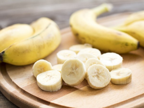 Банани
Бананите са друга храна за добро настроение. Те спомагат за синтеза на серотонин. Вкусните плодове ни осигуряват витамин B6, който спомага за отделянето на серотонин. Освен това съдържат и магнезий, който също се свързва с управлението на стреса, сочат изследвания.&nbsp;Снимка: istock