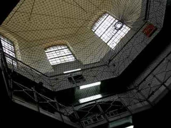 Страшно е в затвора. Дори красиви архитектурни решения като този купол изглеждат подтискащи, премрежени с бодлива тел.