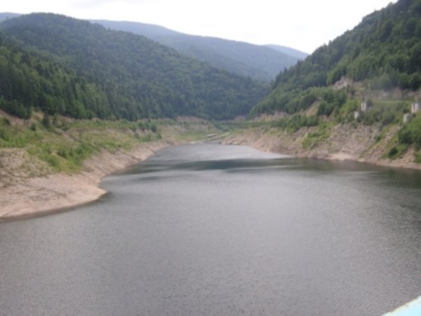 Сега водата в язовира заема едва половината от обема му.