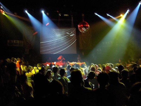 Един от най-ярките брит-поп артисти Ian Brown участва вчера заедно с британската хип-хоп легенда The Herbaliser и скречинг майсторите Scratch Perverts на уникално двойно MTV EXIT парти в София, организирано от музикалната компания MTV и фондацията на MTV Europe за превенция на трафика на хора.