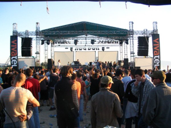 Над 4 000 верни почитатели на Метрополис и електронната музика танцуваха до 8 часа на плажа Какао Бийч в Слънчев бряг.
