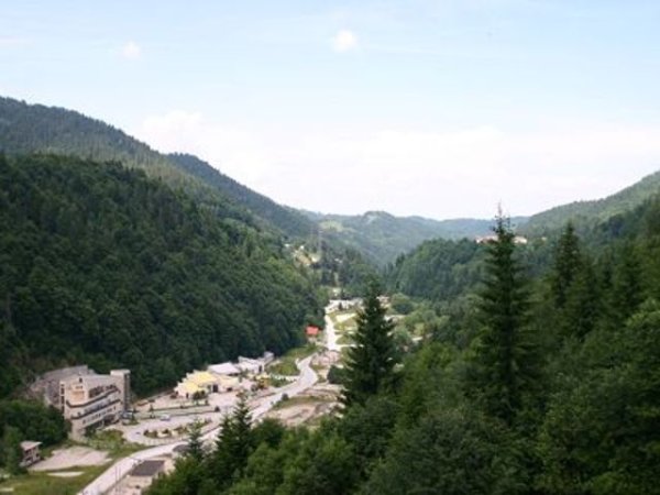 Поглед от високо към ПАВЕЦ Чаира, който носи името на местността.