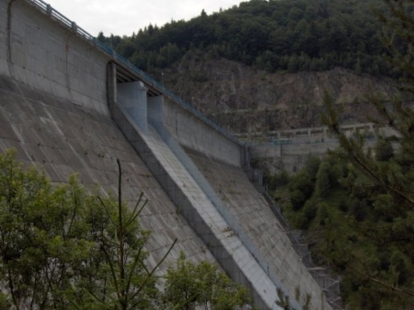 Огромна стена задържа водата в язовир Чаира