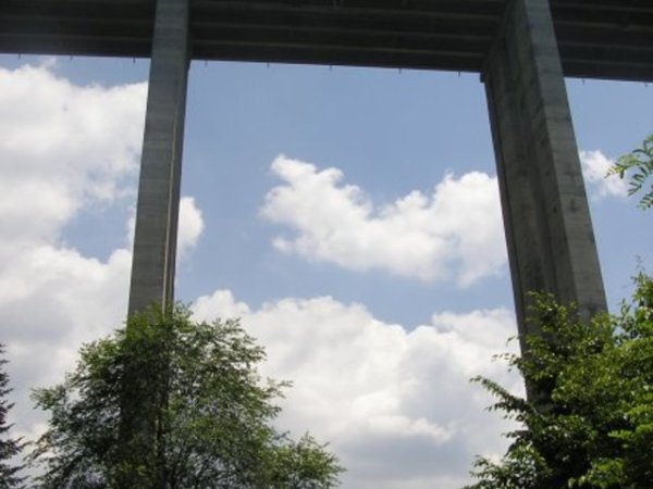 Мостът на Витиня е сред любимите места за скачане на любителите на екстемни преживявания. Той е с височина 120 м.