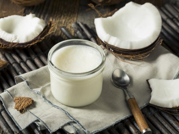 Кокосово масло&nbsp;В него се съдържат полезни ненаситени мазнини, които топят калориите. Редовната консумация на кокосово масло ускорява метаболизма и прочиства тялото от токсините.&nbsp;Снимка: istock