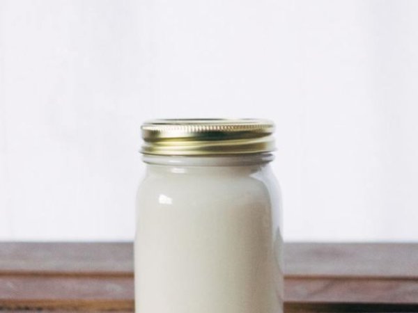 Натурално кисело мляко
Дългогодишно изследване, проведено в Университета на Бостън, показва, че при жените, които консумират две порции кисело мляко на ден, рискът от развитие на сърдечносъдови заболявания е с 30% по-малък, а при мъжете &ndash; с 16%. Калият, съдържащ се в млечния продукт, е един от най-важните елементи, необходими на организма, за да регулира ритъма на сърдечните контракции.&nbsp;&nbsp;Снимка: pexels
