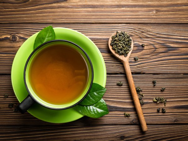 Зелен чайЗеленият чай е пълен с антиоксиданти, които едновременно потискат възпаленията и стимулират метаболизма, като така се изгарят повече калории при по-малко движение.&nbsp;Снимка: istock