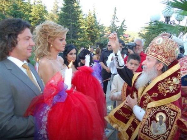 В параклис, построен специално за целта на моравата
Негово Преосвещенство Сливенския митрополит
Иоаникий венча Стефка Костадинова и Николай Попвасилев.