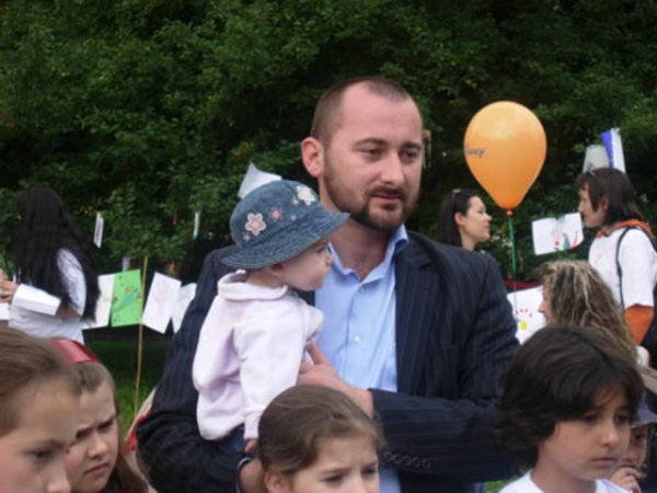Г-н Светослав Спасов, председател на Парламентарната комисия по въпросите на децата, младежта и спорта, прие всички събрани подписи и петицията от посланика на българските деца – десетгодишната Александрина.