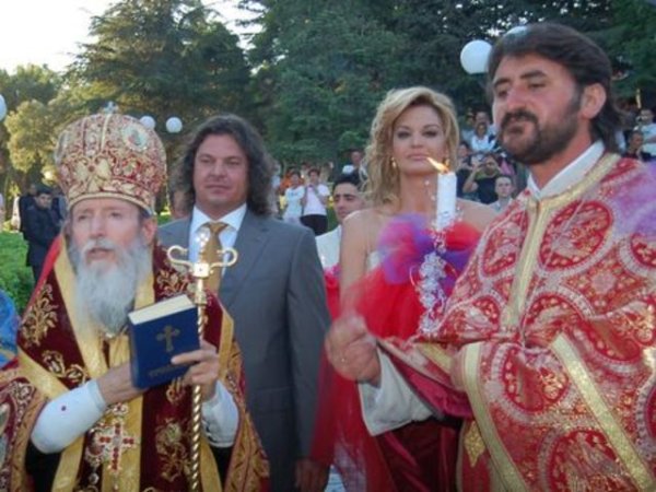 След венчавката поздравленията към младоженците продължиха повече от
час. 