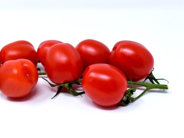 Домати
Обичаме да хапваме домати на салата или термично обработени в супи, ястия, сосове. Те са с високо съдържание на витамин С и ликопен. Ликопенът е съединение, което придава цвета на доматите, но за него е известно, че забавя растежа на раковите клетки в тялото. Изследвания показват, че ликопенът, открит в домати и доматени продукти, може да помогне за предотвратяването на рак на простатата. Хапвайте домати и за здраво сърце и кожа.&nbsp;&nbsp;Снимка: Pixabay