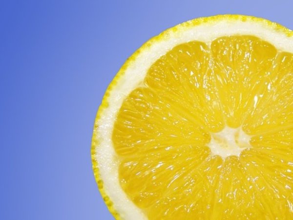 Лимон
Лимонът съдържа лимонена киселина, която действа като избелващо средство. Но той може да причини изсушаване на кожата. Ако кожата ви е по-чувствителна, разтворете сок от лимон в малко количество вода. Нанасяйте върху желаните участъци 3-4 пъти седмично, ако нямате дразнения.&nbsp; &nbsp;Снимка: pixabay
