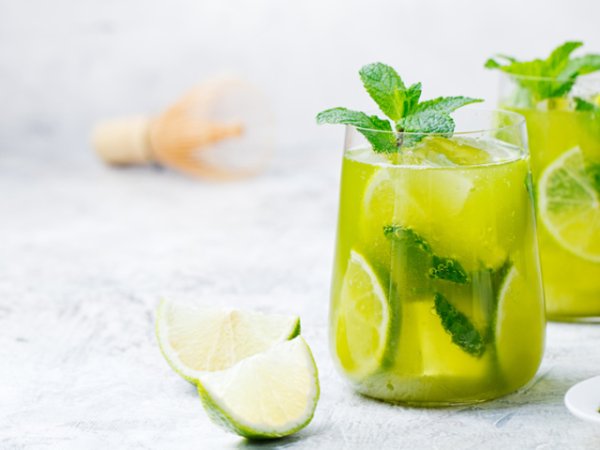 Лайм, липа и зелен чай
Зеленият чай е известен със способността си да подпомага контрола на теглото чрез ускоряване на метаболизма и потискане на апетита. Липата действа успокояващо, детоксикира, подобрява храносмилането. Пригответе липов и зелен чай, изстудете ги, подсладете с мед и за финал освежете с лайм и мента.&nbsp;Снимка: istock