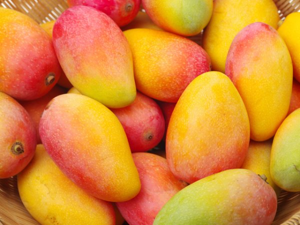 Манго&nbsp;Подобно на бананите, мангото има огромен процент захари в състава си. В 100 грама манго се съдържат невероятните 23 грама захар, което е наистина много. Ако се опитвате да отслабнете или да контролирате кръвната си захар, определено е препоръчително да избягвате мангото.&nbsp;Снимка: istock