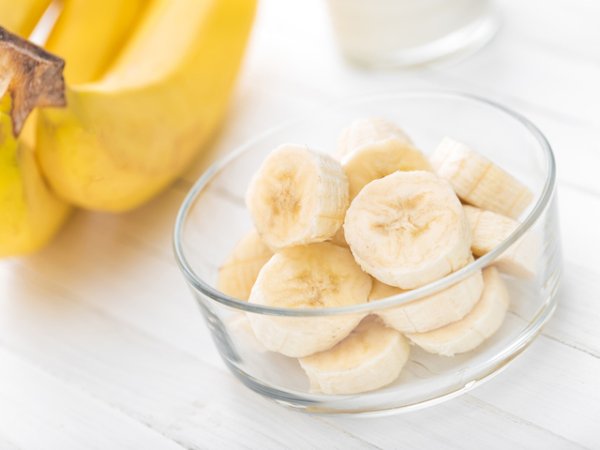 Банани&nbsp;Помислете два пъти преди да похапвате банани. Един узрял банан носи предимно въглехидрати на организма. Неговият състав е изграден от около 93% въглехидрат,от които 16% захари. За съжаление, фибрите в бананите са прекалено малко, за да окажат положително влияние. В бананите се съдържат и големи количества нишесте.&nbsp;Снимка: istock