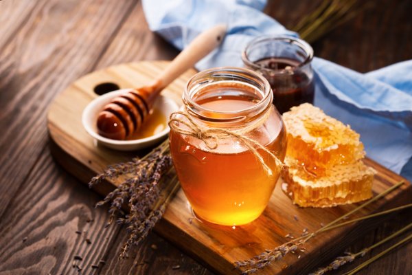 Това е една от основните аминокиселини, присъстваща във всички видове мед, но според проучване, публикувано във Food Chemistry, лавандуловият мед има най-високи нива на тирозин сред тестваните различни видове мед. Тялото ни използва тирозин, за да синтезира невротрансмитери, които могат да помогнат за предотвратяване на определени състояния, включващи мозъка. Смята се, че тирозинът е важен и за овладяване на депресия, тревожност, нарушена бдителност, стрес, предменструален синдром, болест на Паркинсон, болест на Алцхаймер и други. 
Снимка: istock