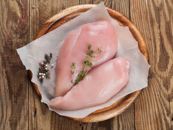 Пилешки гърди без кожа&nbsp;В пилешките гърди също се съдържа витамин В3 и то в доста добри количества. Постното пилешко месо е източник и на полезни протеини, като е по-бедно на мазнини. То е здравословен избор за вашата диета.&nbsp;Снимка: istock