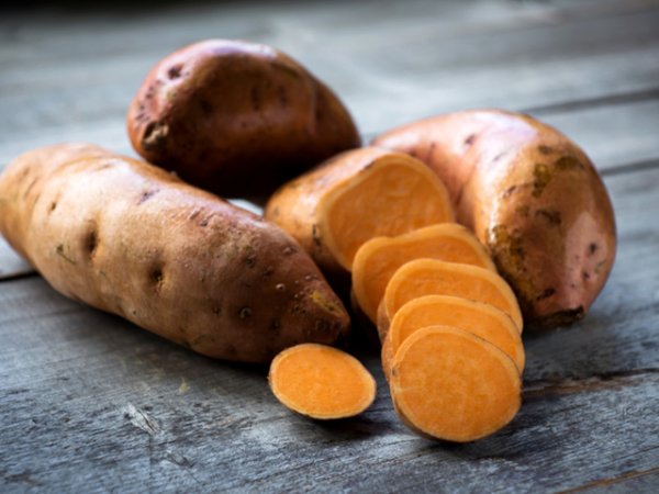 Сладки картофи&nbsp;Сладките картофи са много богати на витамин А, С, В3, калий. Те са с високо съдържание на фибри и съдържат малко калории.&nbsp;Снимка: istock