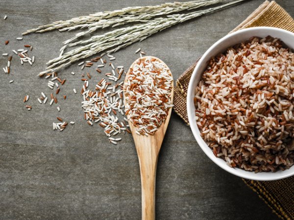 Кафяв ориз&nbsp;Кафявият ориз е източник на сложни въглехидрати. Той е чудесен начин да направите храненето си по-богато на пълнозърнести храни. Богат е на ниацин, фибри, протеини, магнезий и цинк. Снимка: istock
