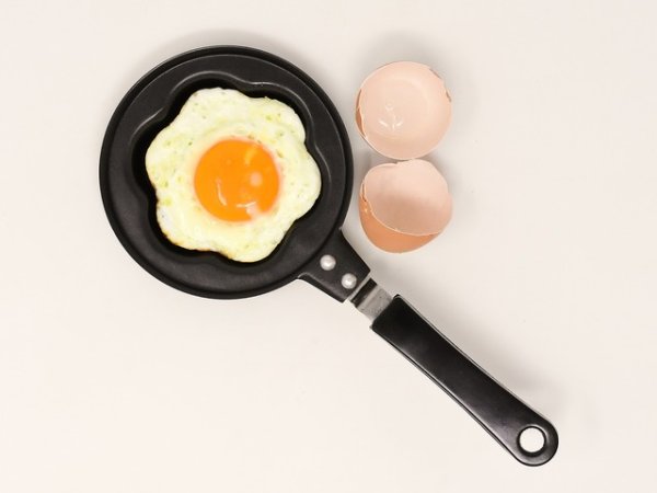 Добавете към менюто си яйца &ndash; богати са на протеини
Косата, миглите и ноктите ни са съставени от кератин. Храните, които са богати на протеини, като яйцата, осигуряват на тялото точното количество аминокиселини, за да синтезира кератин. Така се радваме на здрави и красиви мигли, коса и нокти.&nbsp;Снимка: pixabay