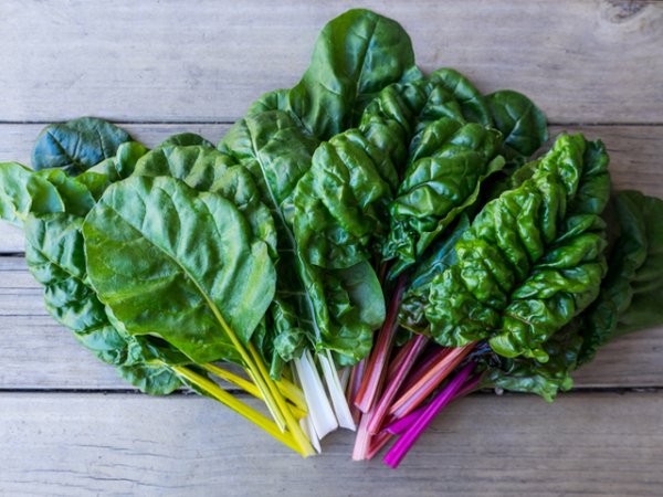 Листни зеленчуци&nbsp;Зелените листни зеленчуци ускоряват метаболизма и улесняват храносмилането, благодарение на богатото наличие на фибри в състава си.&nbsp;Снимка: istock