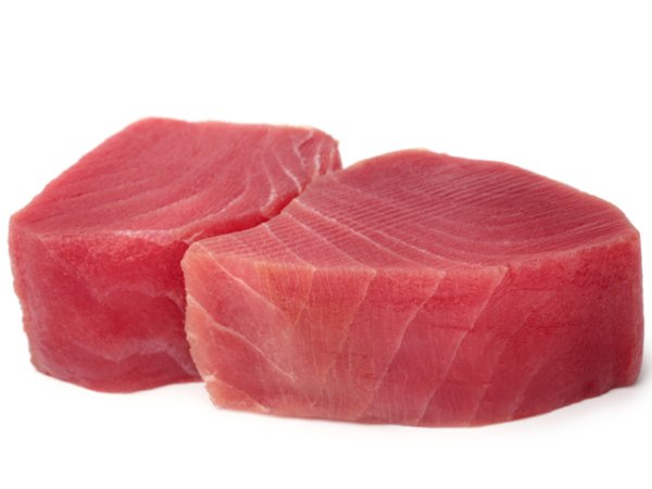 Риба тонРибата тон е също толкова добър източник на полезни протеини и мазнини, подобно на сьомгата. Препоръчително е обаче да си я набавяте прясна, а не консервирана, каквато е най-честата ѝ форма в търговската мрежа.&nbsp;Снимка: istock