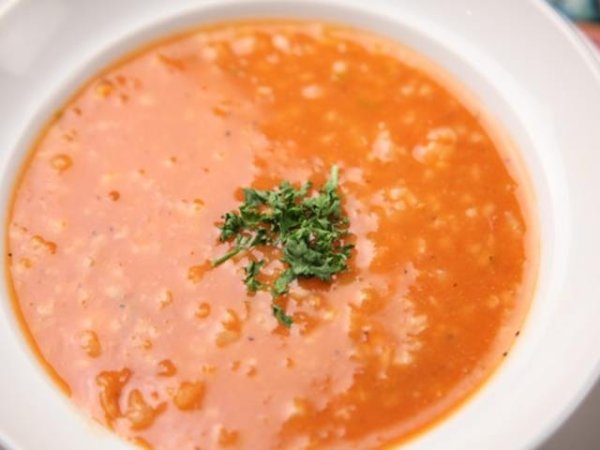 Разхладете се с лятна супа &bdquo;Гаспачо&ldquo;
Вкусна и лесна за приготвяне, тази супа не само засища глада и има малко калории, но хидратира много добре организма в летните горещини. Основната съставка са доматите, които съдържат около 94% вода. Какво още ви е необходимо, за да си приготвите супата, вижте рецептата тук.&nbsp;&nbsp;Снимка: pexels