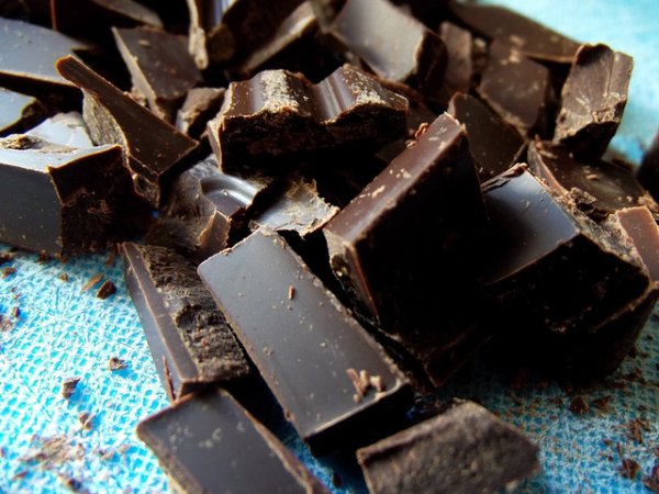 Черен шоколад&nbsp;Ако искате да подобрите кръвообращението си, яжте черен шоколад без никаква вина. Той е много богат на антиоксиданти, които помагат на кръвоносните съдове да се прочистят от плаките, да подобрят еластичността на стените си и да осигурят свободно преминаване на кръвта. Снимка: istock