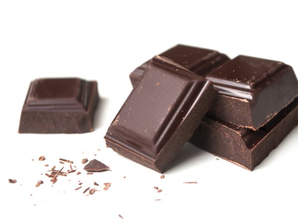 Черен шоколад&nbsp;Тъмният шоколад е много богат на антиоксиданти. Те са важни за потискане на възпаленията и намаляване вредния ефект от оксидативния стрес върху организма. Черният шоколад е полезен източник на мед. В него се съдържат още желязо и магнезий.&nbsp;Снимка: istock