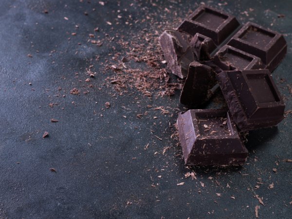 Черен шоколад&nbsp;Тъмният шоколад е натурален супресант на глада. Той потиска желанието за сладко. Не е нужно да изяждате цял шоколад, за да заситите глада си. Неговата плътна текстура и горчив вкус потискат глада моментално. Нужно е да изядете само едно блокче от него. Стеариновата киселина в черния шоколад подпомага храносмилането и стимулира усвояването на хранителните вещества.&nbsp;&nbsp;Снимка: istock