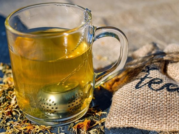 Чай от лимонова трева
Лимоновата трева е често срещана съставка в различни смеси от чай и има приятен цитрусов вкус. Западни проучвания установяват, че лимоновата трева има антибактериални свойства, които могат да помогнат за това организмът ни да бъде по-устойчив на болести. Лимоновата трева също е с високо съдържание на антиоксиданти, което допринася за намаляване на възпалението в организма.&nbsp;Снимка: pixabay