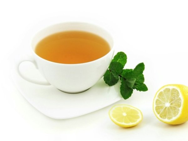 Чай от мента
Ментовият чай е известен със своите охлаждащи свойства, както и с това, че спомага за облекчаване на храносмилателни проблеми като подуване на корема, газове, гадене и лошо храносмилане. Ароматната мента действа като мускулен релаксант и може да облекчи главоболието и менструалните болки. Тя има антибактериални, антивирусни и противовъзпалителни свойства, сочат изследвания. Чаят от нея се смята за полезна напитка за облекчаване на запушените синуси, кашлица, подсилване на имунитета, подобряване на съня.&nbsp;Снимка: pixabay