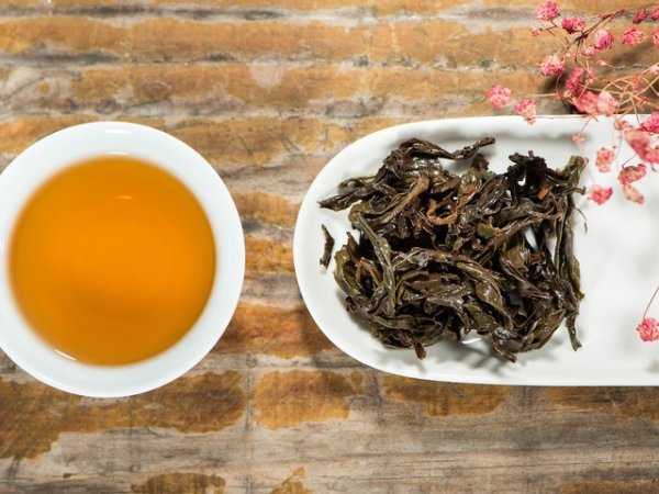 Черен чай
Черният чай съдържа катехини, за които е известно, че имат антивирусни свойства, които могат да ни предпазят от настинки и грип. Подобно на други видове чай, приготвен от растението Camellia sinensis, черният чай е с високо съдържание на антиоксиданти и има редица други ползи за здравето, сред които успокояване на възпаления, укрепване на здравето на сърцето, подобрява храносмилането, намалява риска от диабет и други.&nbsp;Снимка: pixabay