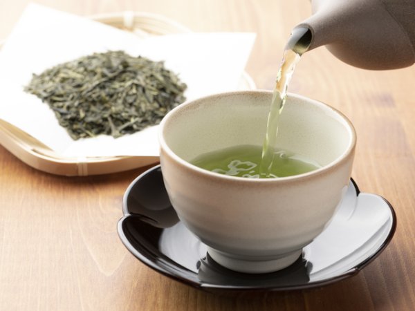 Зелен чай
Зеленият чай може да намали риска от диабет тип 2 и да насърчи здравето на сърцето, сочат проучвания. Една от възможните причини зеленият чай да е толкова полезен е високото му съдържание на полифеноли, наречени катехини, по-специално епигалокатехин-3-галат (EGCG). За него е доказано, че помага за намаляване на възпаления и хронични заболявания като някои видове рак, диабет тип 2 и сърдечносъдови заболявания.&nbsp;Снимка: Istock