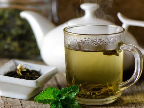 Зелен чай&nbsp;Зеленият чай е сред най-богатите на антиоксиданти напитки. Той е богато наситен с минерали и активни вещества, действащи противовъзпалително, което заздравява кожата и стимулира обновлението на клетките ѝ. Така кожата остава гладка, свежа и млада.&nbsp;Снимка: istock