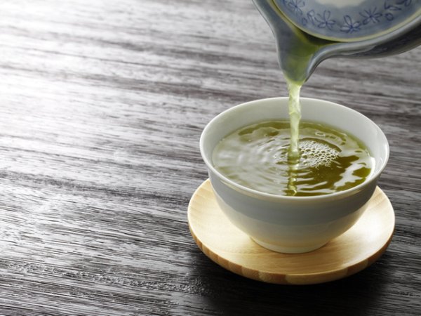 Зелен чай&nbsp;
Зеленият чай е освежаваща напитка през лятото. Можете да го консумирате и охладен, това не пречи на полезните му съставки. Той е богат на мощни антиоксиданти, които предпазват и кожата през лятото.&nbsp;Снимка: istock