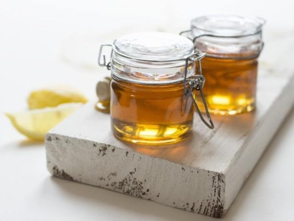 Мед и лимонов сок
Друга натурална комбинация за намаляване на бръчките в областта на деколтето и шията е тази от мед и пресен лимонов сок. Маската трябва да действа в рамките на 10 минути.&nbsp;&nbsp;Снимка: pexels