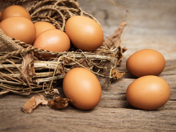 Яйца&nbsp;Освен на желязо, яйцата са много богати на витамини Е, А, D, магнезий, манган, цинк, мазнини и протеини. Можете да си позволите по 1-2 яйца всеки ден за повече здраве.&nbsp;Снимка: istock