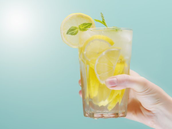 Сода и лимонИзстискайте малко лимонов сок в чаша сода. Накиснете в нея среброто и оставете така за няколко часа. Изплакнете и избършете енергично с микрофибърна кърпа.&nbsp;Снимка: istock